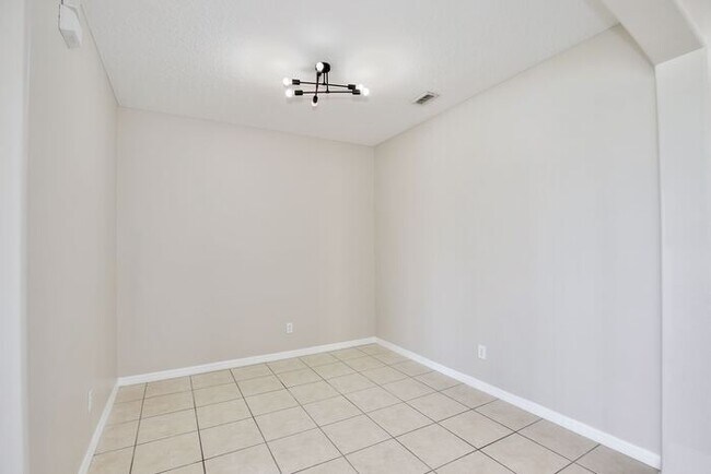 Building Photo - Gorgeous 4/2.5 Home with a 2 Car Garage Lo...