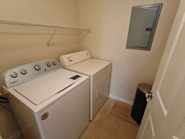 Building Photo - Beautiful 3 Bedroom, 2 Bathroom Townhome with Garage – Pet Friendly!