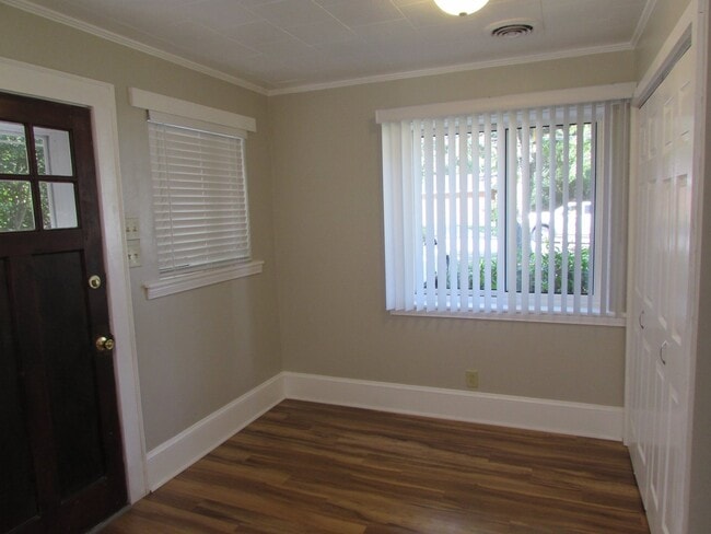 Building Photo - Spacious 2 Bed/1 Bath Duplex - Updated - F...