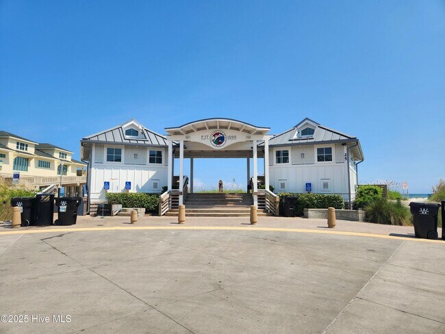 Building Photo - The Tides