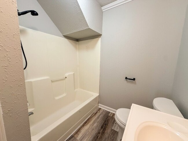 Building Photo - Updated 2 bedroom/1.5 bathroom home in Lake Charles with a large bonus room!