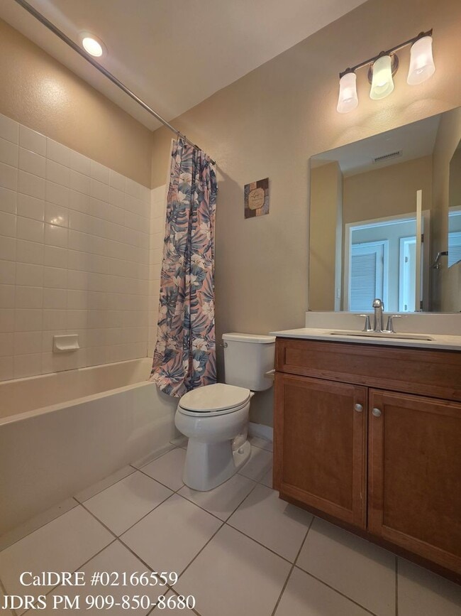 Building Photo - Bellflower 3 Bedroom Townhouse