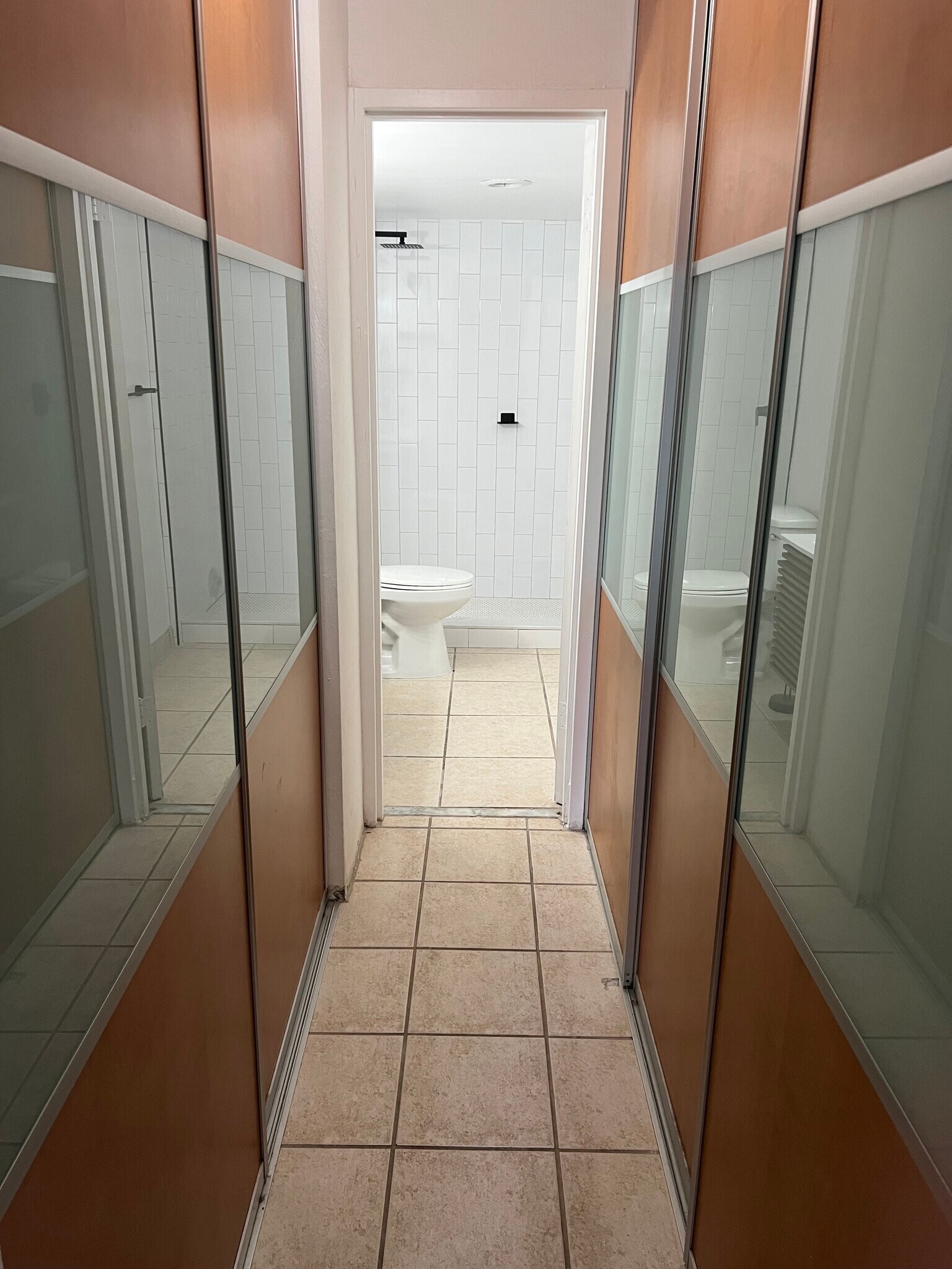 Modern closets - 150 SE 25th Rd