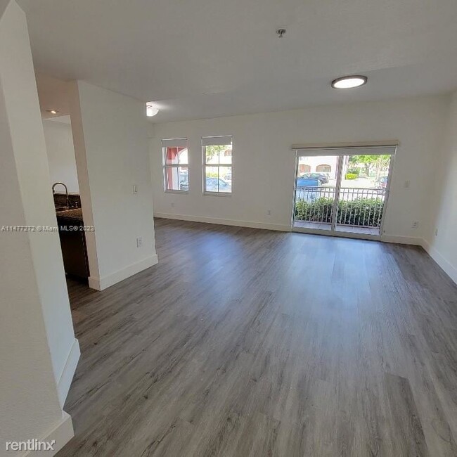 Building Photo - 3 br, 2 bath Condo - 11102 NW 83rd St Apt 110