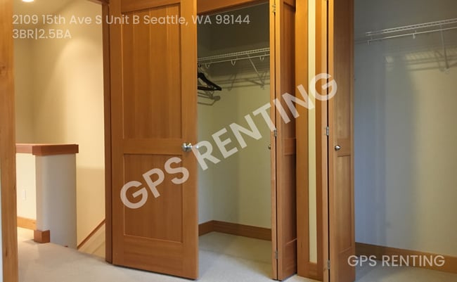 Building Photo - 2109 15th Ave S