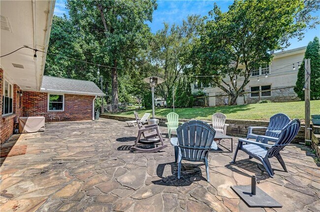 Building Photo - 2127 Desmond Dr
