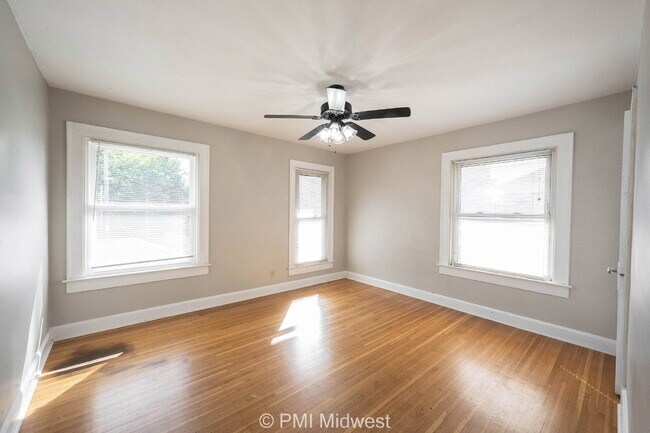 Building Photo - "Charming 3 Bedroom with Hardwood Floors in Indianapolis - Don't Miss Out!"