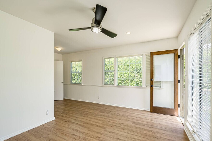 Building Photo - 313 Venice Way