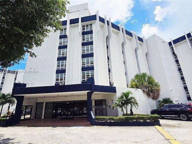 Building Photo - 9682 Fontainebleau Blvd