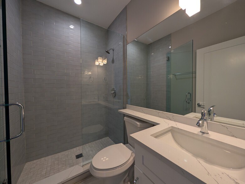 Building Photo - 3941 N Janssen Ave