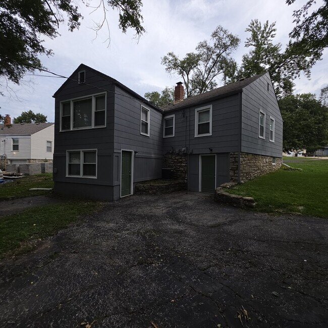 Building Photo - Cozy 3 bedrooms and 1 bath home located on Brooklane St in Raytown, MO.
