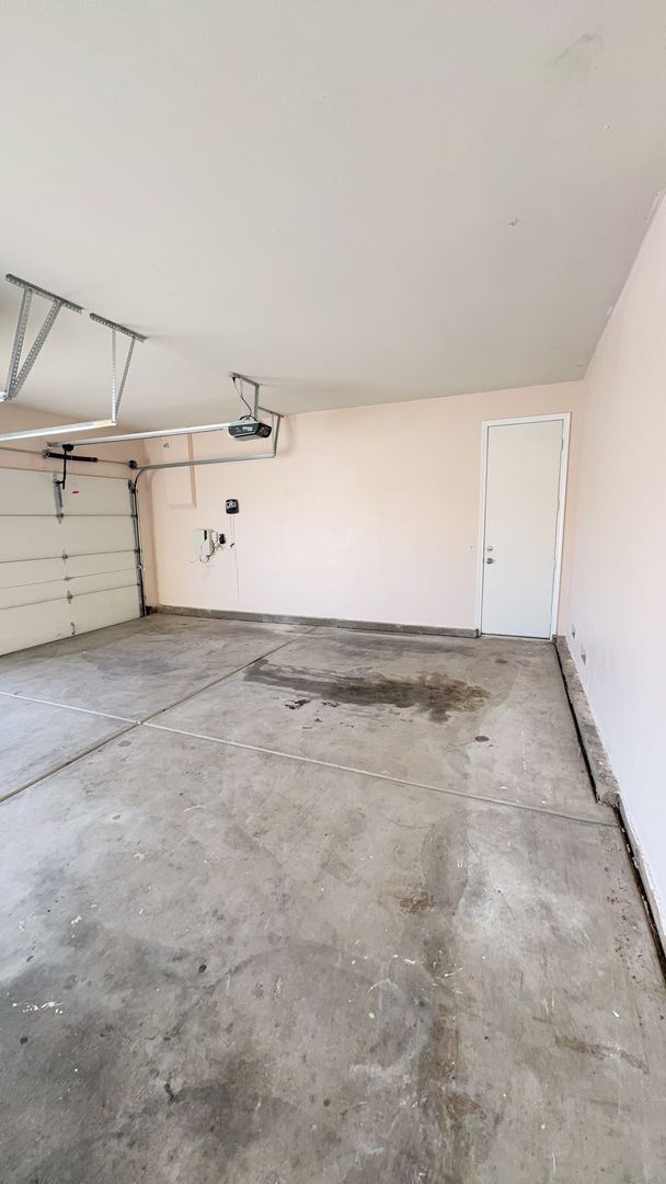 Building Photo - 3 BEDROOM VICTORVILLE HOME