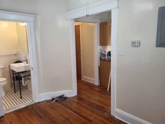 Living room w access to kitchen and bathroom - 256 Jewett Ave