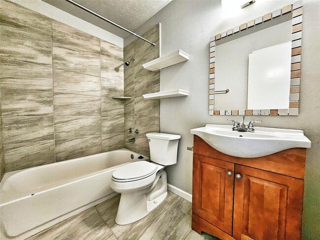 Building Photo - 33 N Wavy Oak Cir