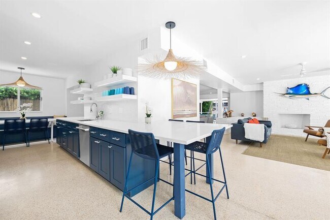 Building Photo - 1524 Bayview Dr