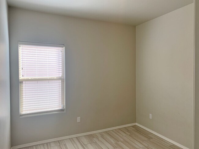 Building Photo - Newer Home in  Metro Park Village