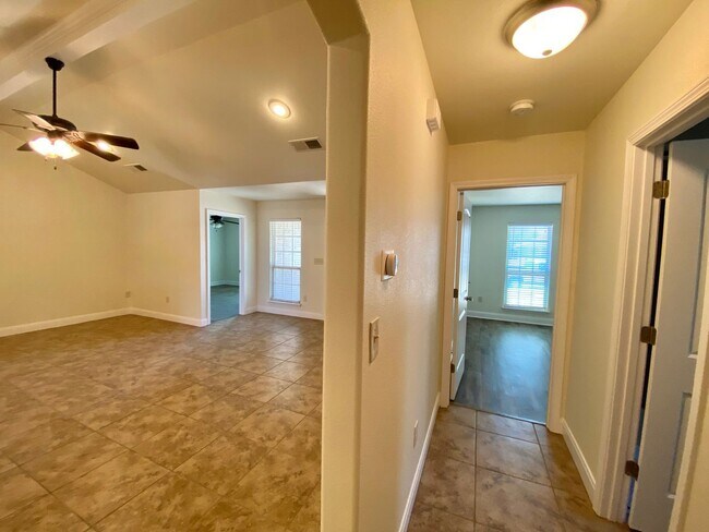 Building Photo - Sharp 3/3/2 in North Lubbock!