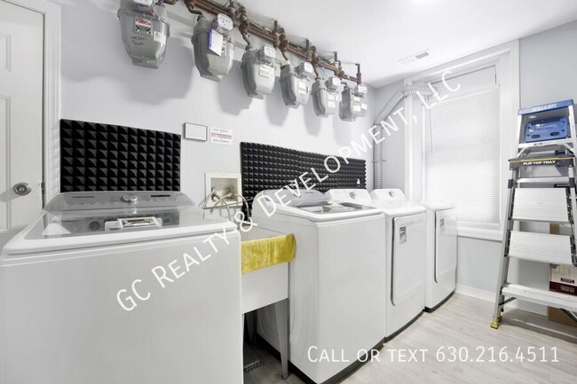 Building Photo - 460 W 28th Pl