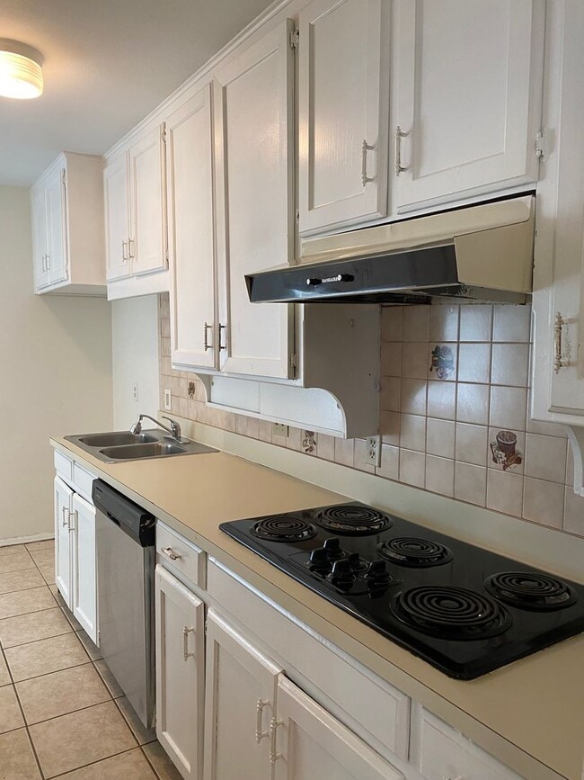 Building Photo - ***$500 off First Full Months rent with mo...