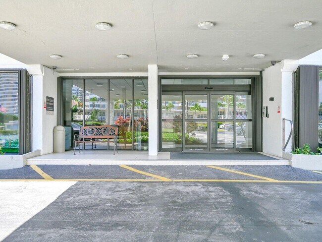 Building Photo - 2049 S Ocean Dr