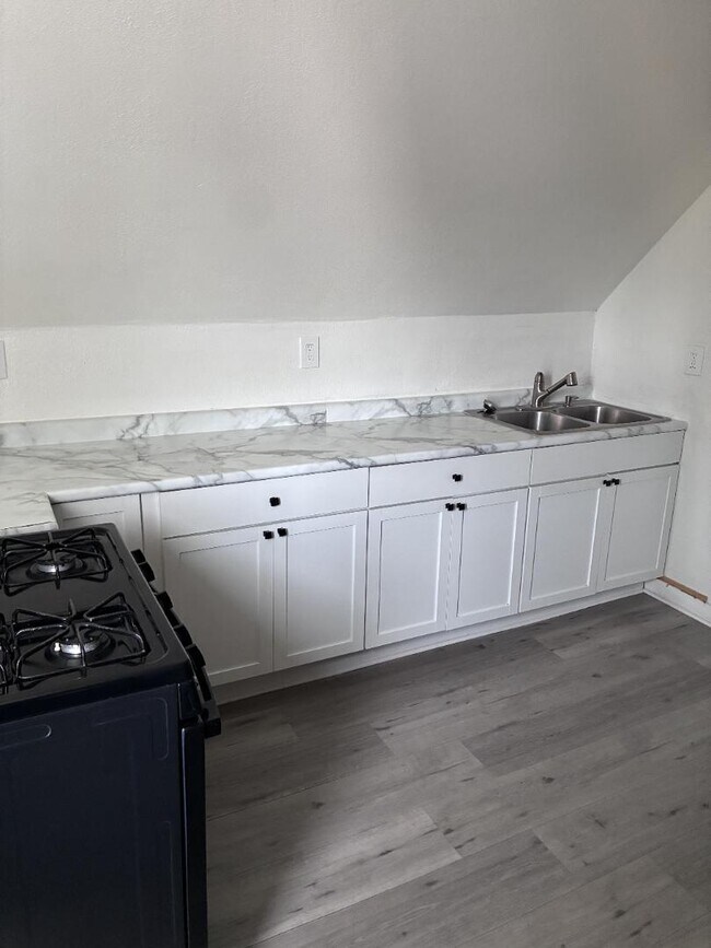 Building Photo - 2166 S 6th St