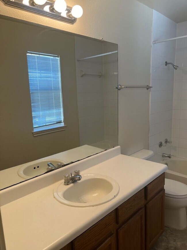 Building Photo - 929