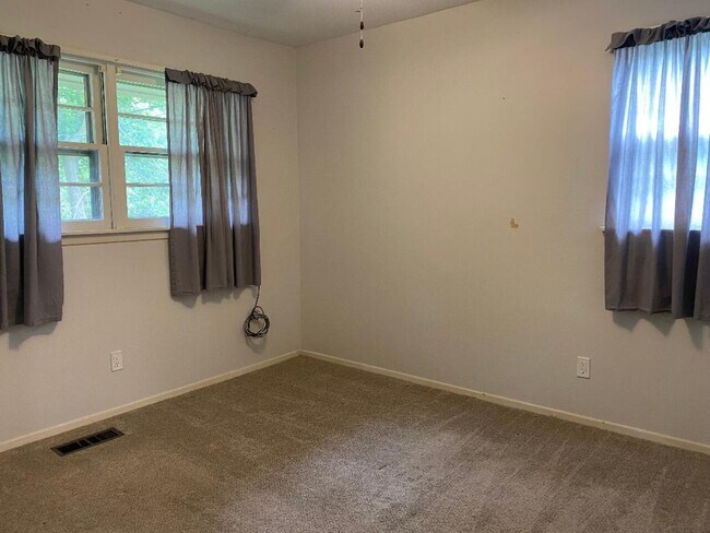 Building Photo - 2030 College Heights Rd