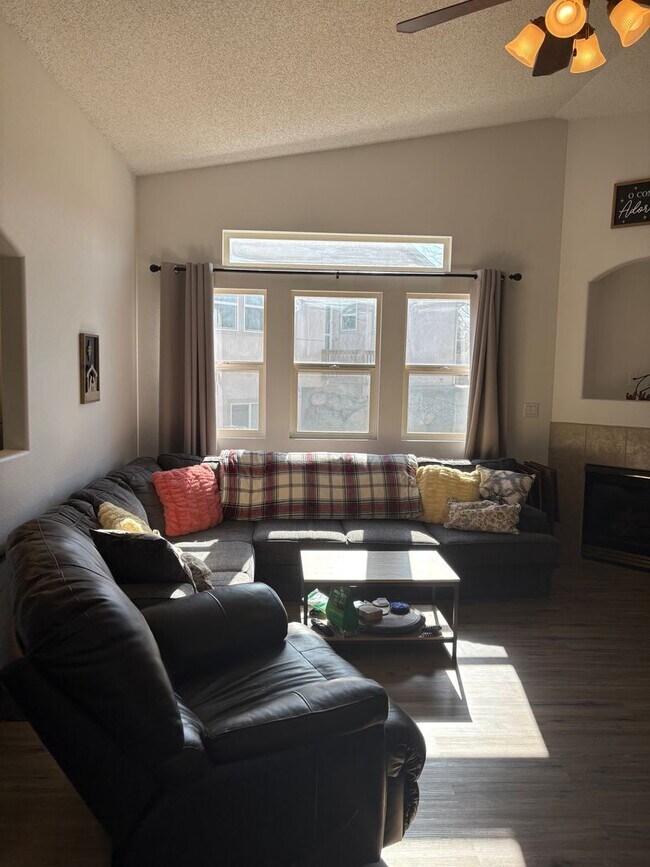 Building Photo - 4 Bedroom 3.5 Bath in Widefield