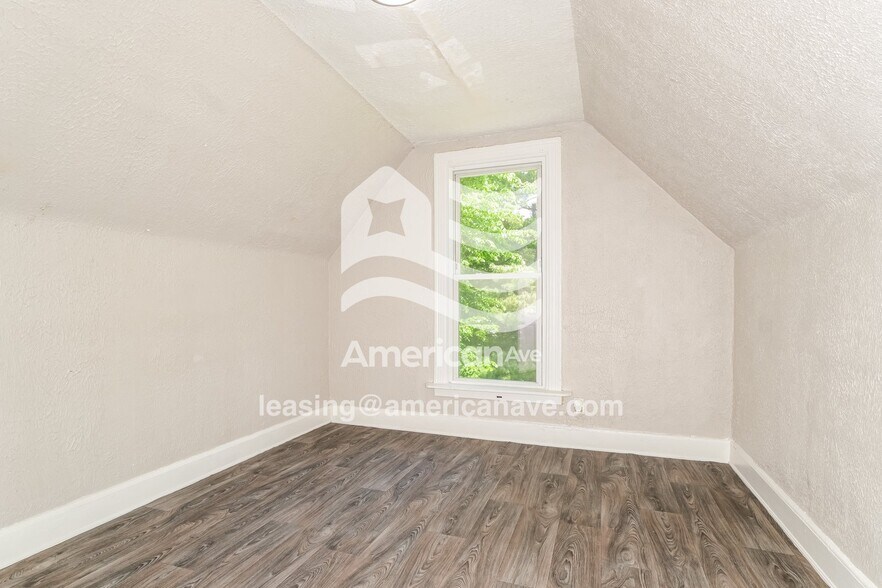 Building Photo - 8912 Huiskamp Ave