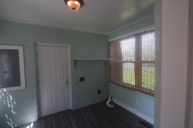 Building Photo - For Lease - 3 Bed, 1.5 Bath, 1600sqft, Sin...