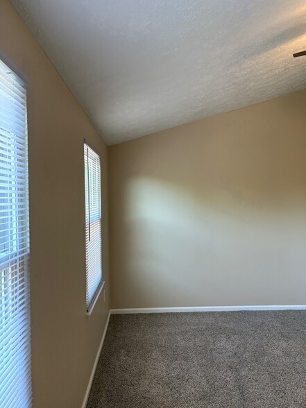 Building Photo - 802 Lexington Dr