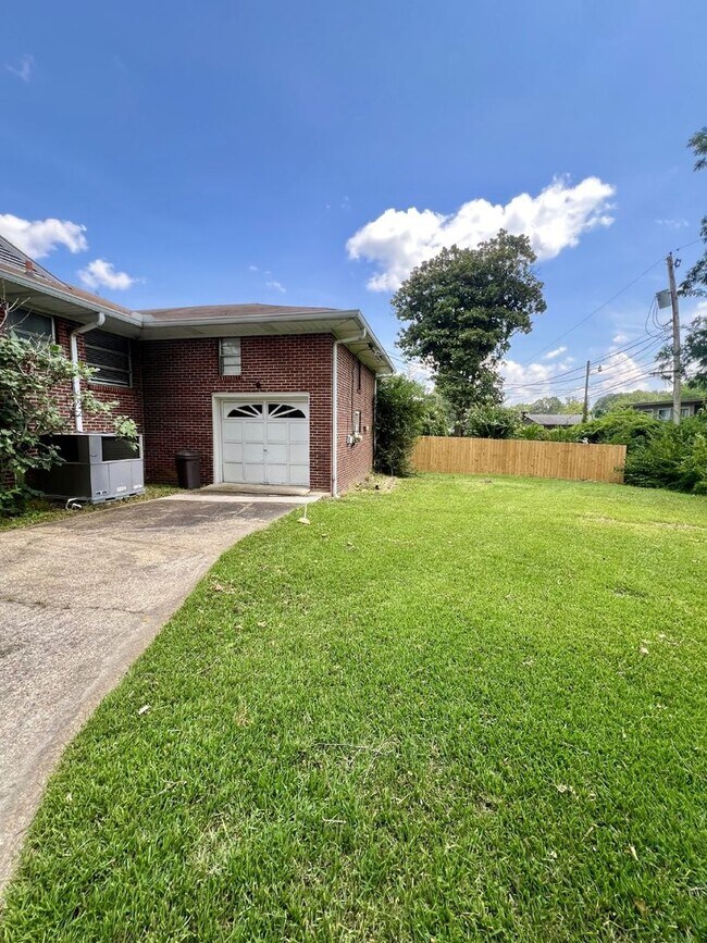 Building Photo - Charming 3-Bed, 2-Bath Spacious Home in Ch...
