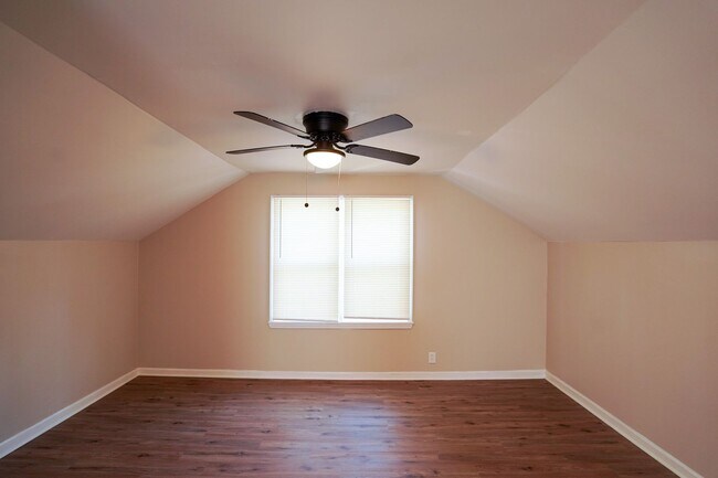Building Photo - Renovated 3-Bedroom Home - We Welcome Sect...
