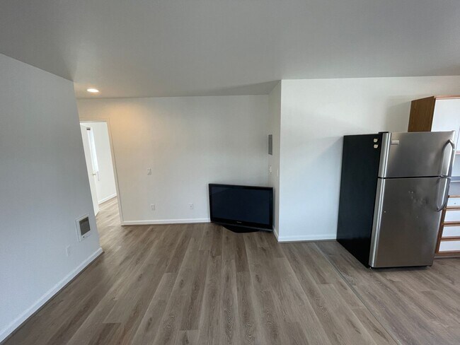 Building Photo - 2304 Skyline Way