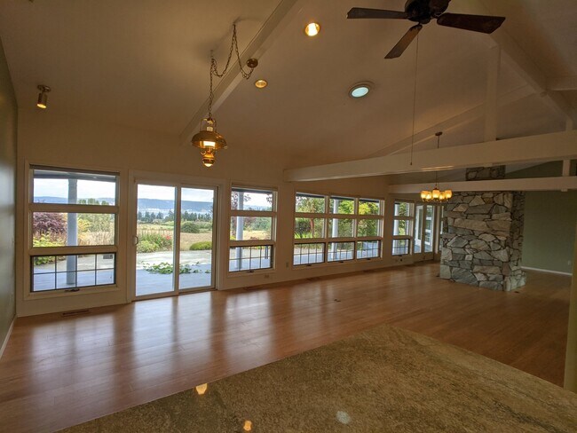 Building Photo - 3 bed 3 bath on 4.8 acres w/ beautiful wat...