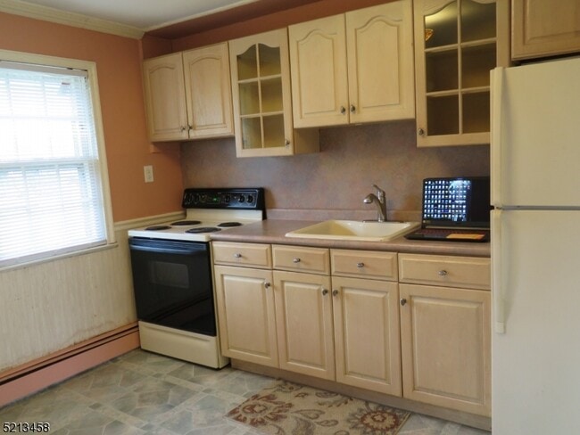 Building Photo - 46 Woodbine Ave