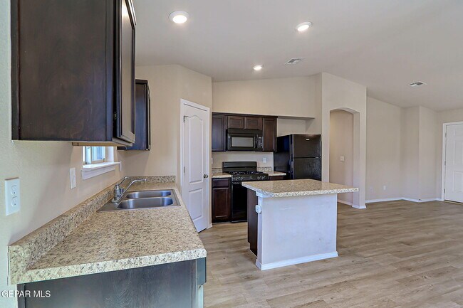 Building Photo - 14321 Paraiso Dr