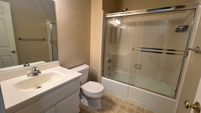 Building Photo - (APPLICATION PENDING) Beautiful East Lanca...