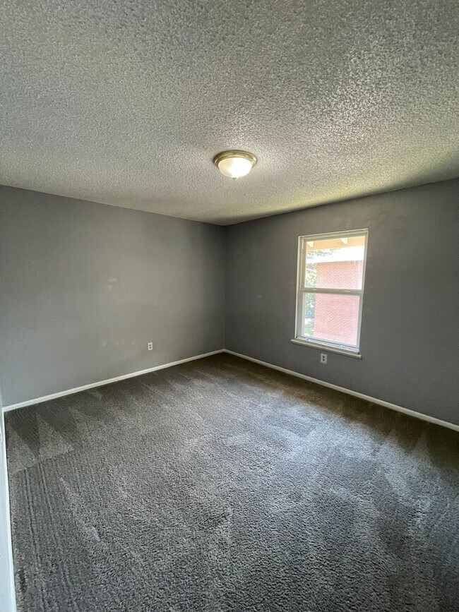 Building Photo - 2B/1B Upper Level Condo in Cottonwood Vill...