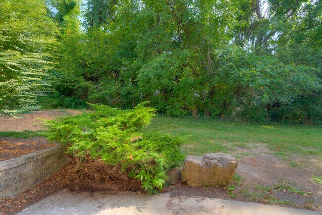 Building Photo - 846 Patrick Henry Dr