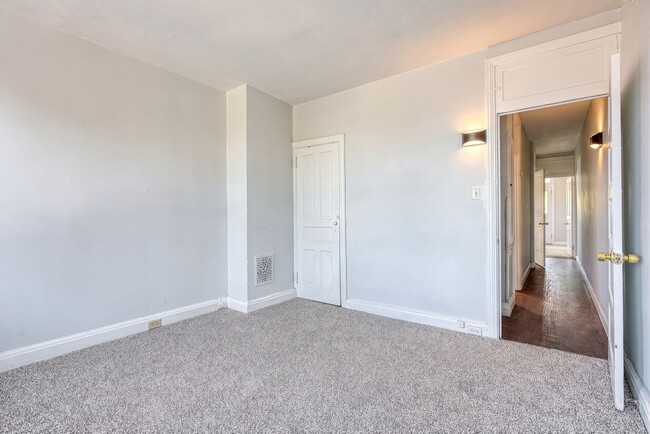 Building Photo - Newly Renovated 3 Bedroom, 1 Bathroom Townhouse