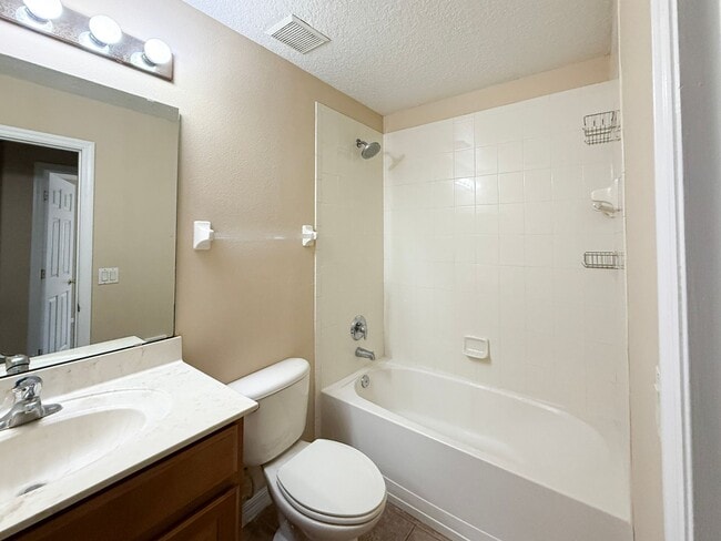 Building Photo - 3/2.5 in Hawthorne Glen - New carpet and p...