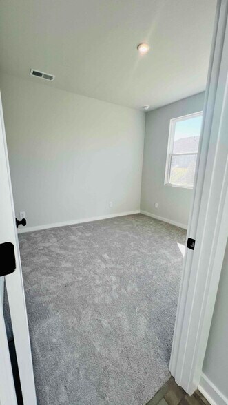 Building Photo - 9505 Munsing Dr