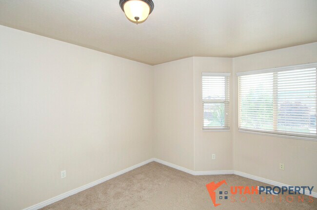 Building Photo - 4638 Seminole Cir
