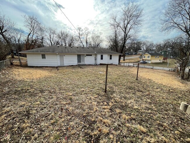 Building Photo - HUGE BACKYARD!!