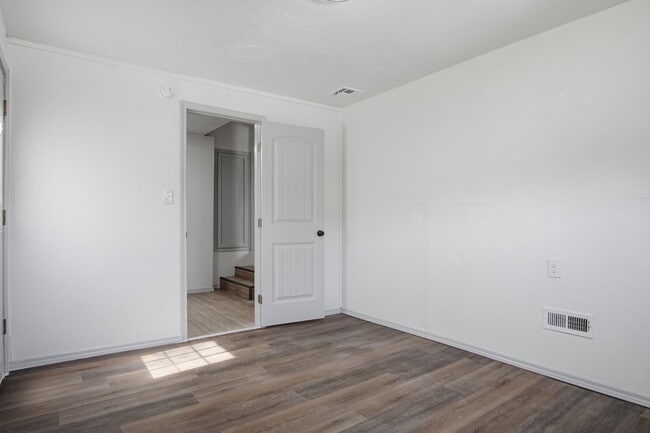 Building Photo - 549 E Ercoupe Dr
