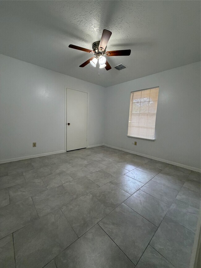 Building Photo - 9618 S Petersham Dr