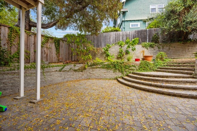 Building Photo - Sun Soaked 2 bedroom 1 bath unit off Piedm...