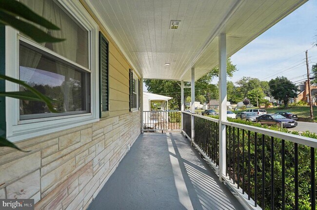 Building Photo - 229 Cabbel Dr