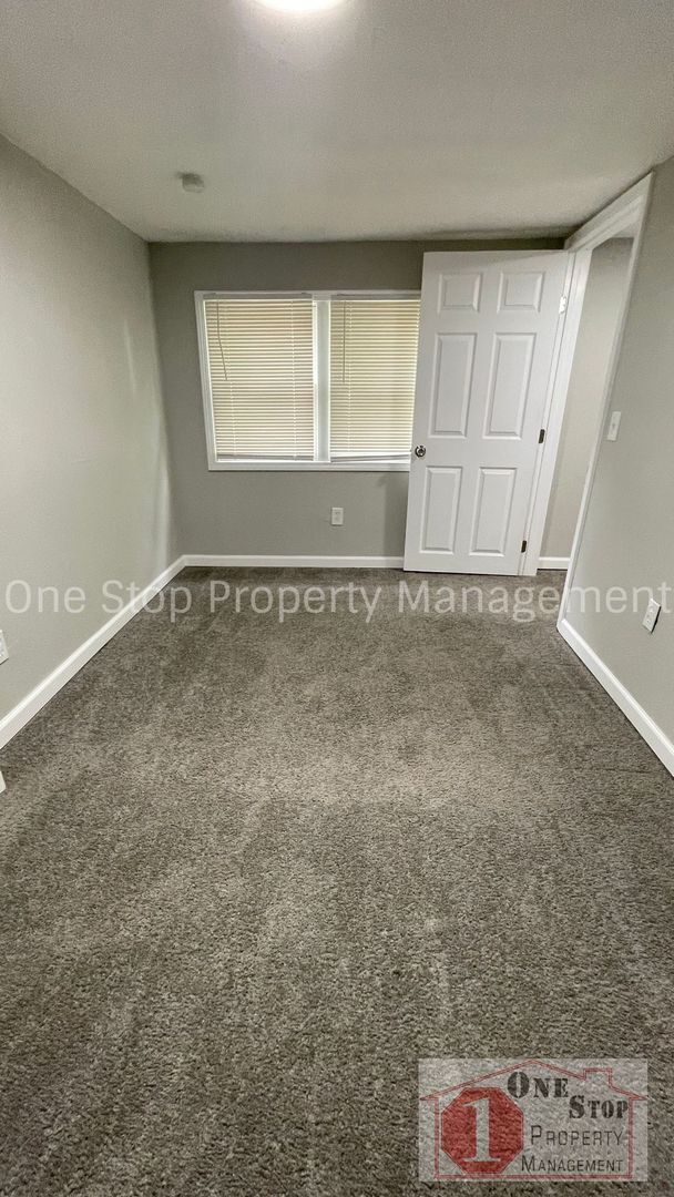 Building Photo - 4 Bedroom 2 bathroom in Kansas City!
